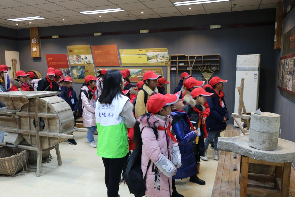 志愿者讲解农耕文化