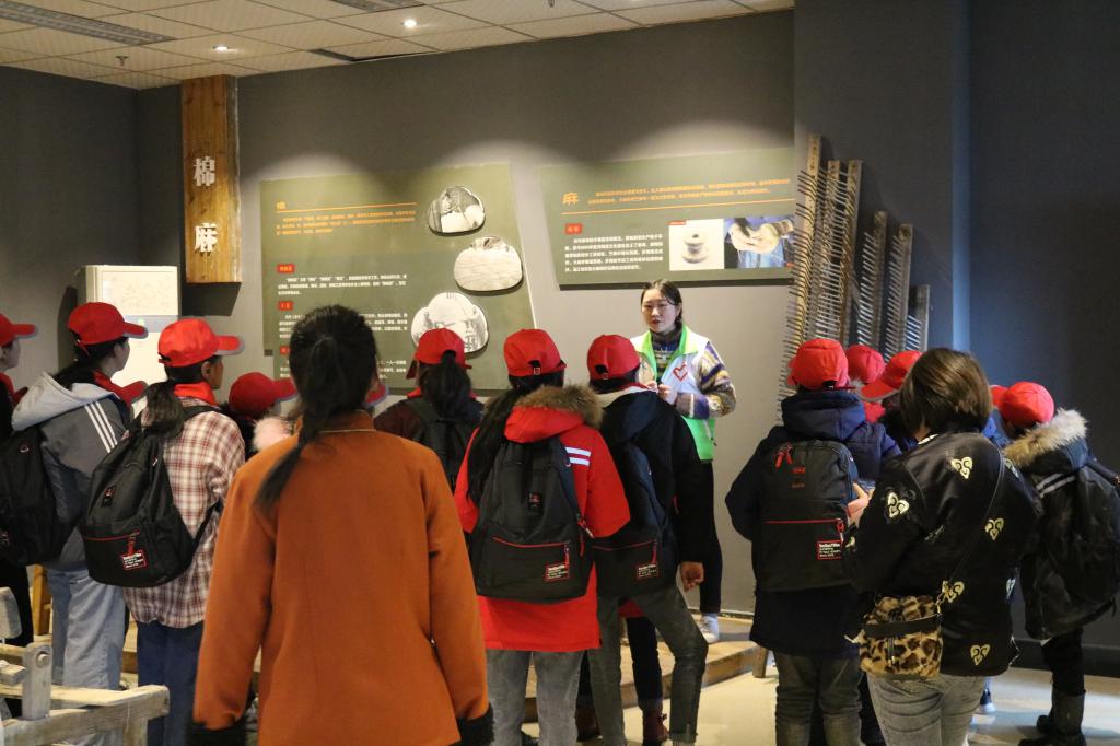 志愿者讲解棉麻文化