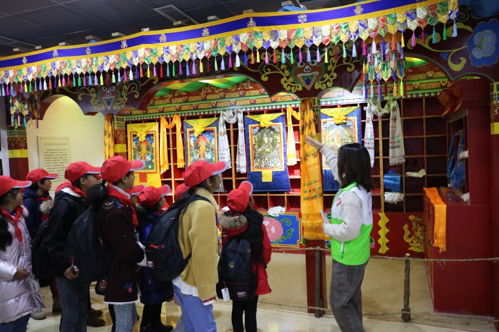 志愿者讲解藏族民俗